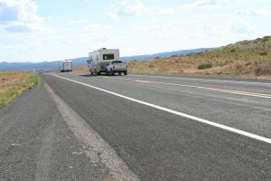 Camper HUren Amerika met auto erachter